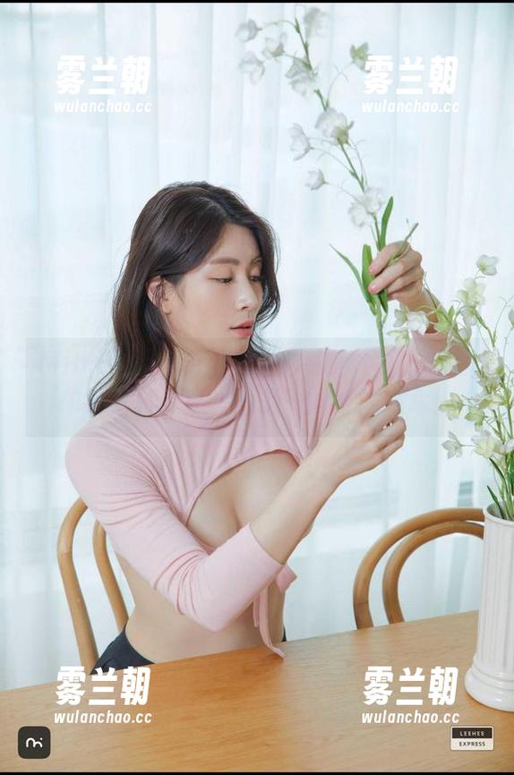 Min.E(민이)拥抱白衬衫：这不是一场简单的写真分享，而是一次时尚革命！