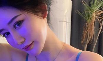 微密圈 – 足球赛归来，不爱笑的赛琳居家私拍图包：你能猜出她的球队吗？