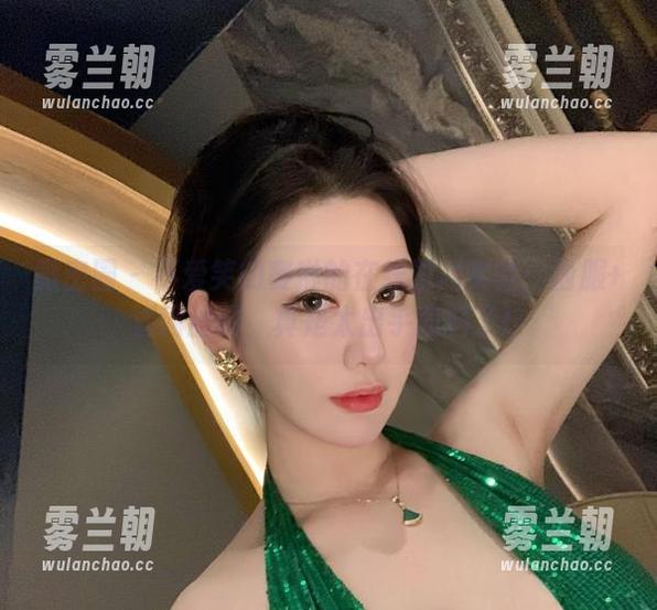 不爱笑的赛琳 微密圈 - 不爱笑的赛琳的在线时尚实验:西服+渔网丝袜,真是太出乎意料了!
