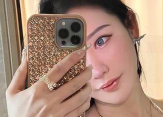 微密圈 – 作品集里的不爱笑的赛琳：她的少女心，像一场虚幻的派对！