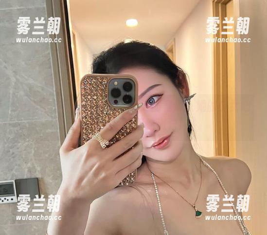 不爱笑的赛琳 微密圈 - 作品集里的不爱笑的赛琳:她的少女心,像一场虚幻的派对!