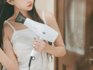 草莓吊带写真：兔玩映画里的甜蜜萌点，绝对让人心动