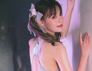路人女主也疯狂！千反田鹿子最新套图更新，英梨梨的皮衣让我心都小鹿乱撞了！