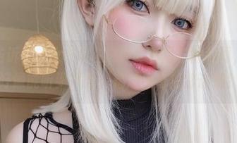 悄悄告诉你，女主K在户外盯着远方的瞬间，图片好像能听到风声，精选出奇的静谧感！