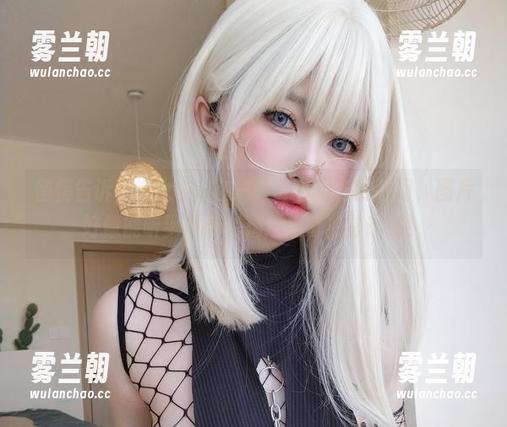 女主K 悄悄告诉你,女主K在户外盯着远方的瞬间,图片好像能听到风声,精选出奇的静谧感!