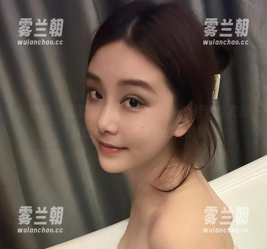 微密圈 - 奶雯的水手服写真集，穿着这件衣服，真的有种要去海边的冲动啊