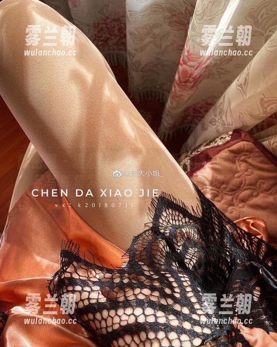 宸大小姐 微密圈 - 谁能比宸大小姐更懂得如何让美足写真集发光呢?我好像被迷住了。
