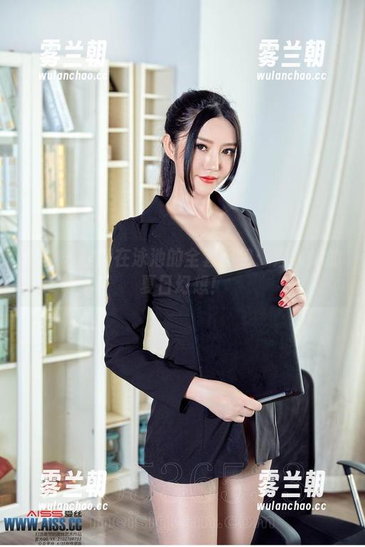 爱丝-瑶瑶 爱丝 - 瑶瑶在泳池的全套图包:潜入她的夏日幻想!