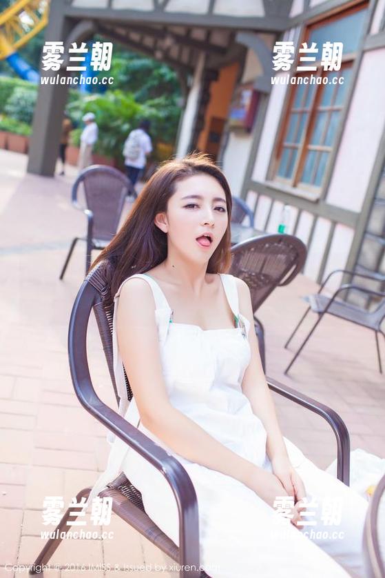 爱蜜社-艾米Amy 爱蜜社 - 艾米Amy在泳池边的时光:写真里的嬉戏与微风的暗语