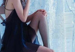 绽放的疯猫ss：她的比基尼写真集精选，引爆你的想象！
