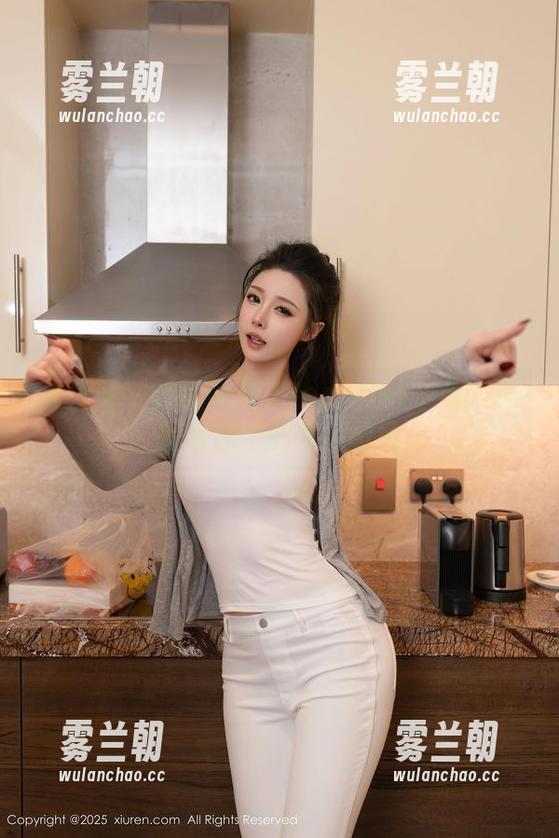 秀人网 - 当吊带遇上Jennifer小若：私拍套图中的夏日微风