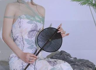 秀人网 – 严利娅Yuliya海边奇遇记：图库资源里藏着的不止是美