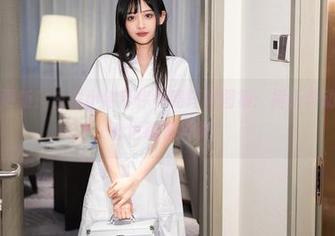 秀人网 – 更新！白露小猪带你领略短裙图集：裙子舞动时，我的心也跟着抖啊！