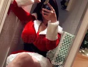 微密圈 – 童小芯最新写真：吊带白丝，展现优雅与俏皮并存的美好瞬间！