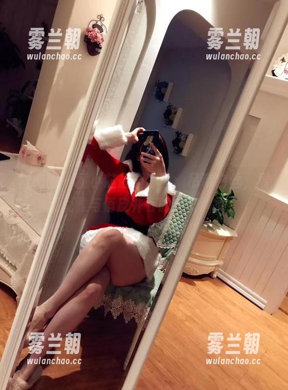 微密圈 - 童小芯最新写真：吊带白丝，展现优雅与俏皮并存的美好瞬间！