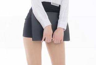 紧急企划 – 奶昔黑丝女仆在线图集：不愧是你，简单的黑丝居然带出一整个故事。