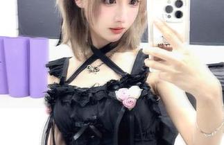 翻开紫氯氯的连衣裙图集，心里不禁想，天哪，她简直是行走的时尚教科书！