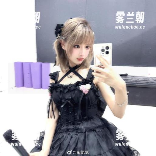 紫氯氯 翻开紫氯氯的连衣裙图集,心里不禁想,天哪,她简直是行走的时尚教科书!
