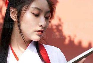 蜜桃社 – 红裙琉璃lily在照片中散发着魅力，我在想：谁要去给我也买条红裙，试试人生！