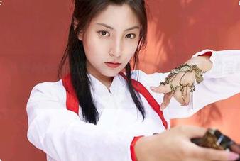 蜜桃社 – 萌美Moemi的油亮神器：你绝对想不到的写真图包，打开就引发脑洞！
