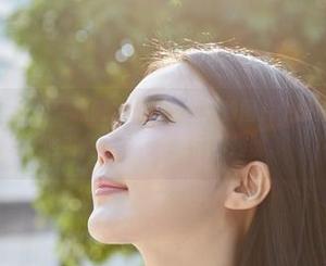 蜜桃社 – 嘴巴上说要减肥，眼睛却被免费图片中的豆瓣酱兔女郎吸引，真是个矛盾的小螃蟹。