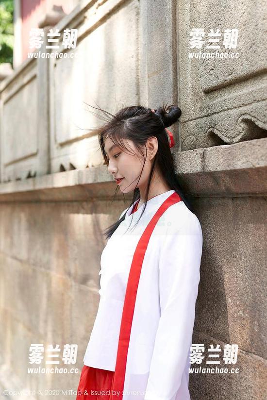 蜜桃社-韵莉娜VANILLA 蜜桃社 - 韵莉娜VANILLA的水手服原图,让我想起了夏天的味道;而套图却悄悄添了点神秘感。
