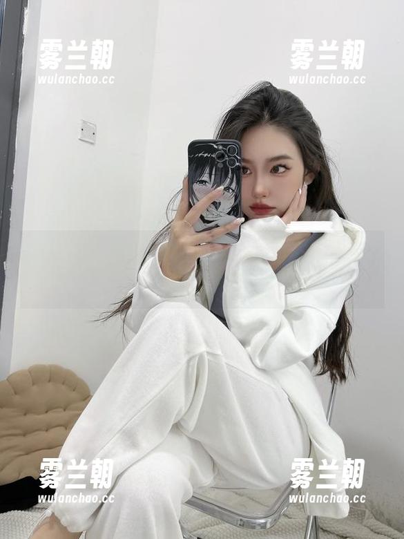 微密圈 - 轻松一刻：陈佩奇校服福利图片，太好看了！