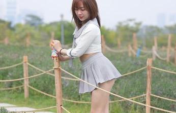 魔镜街拍 – 楼楼的白色连衣裙在无圣光里显得格外清新，图片看得我心里默默猜测她的故事。