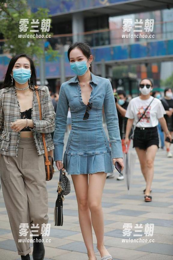 魔镜街拍 - 在线图集大放送：芝芝在蓝色泳衣中，竟然把阳光都给吸引过来了！