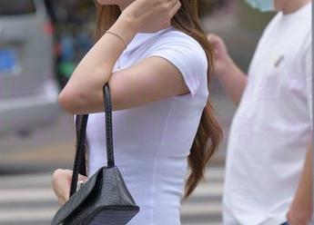 魔镜街拍图集：微胖美女的肉丝袜特写，性感之余还带点小俏皮，别有一番风味。