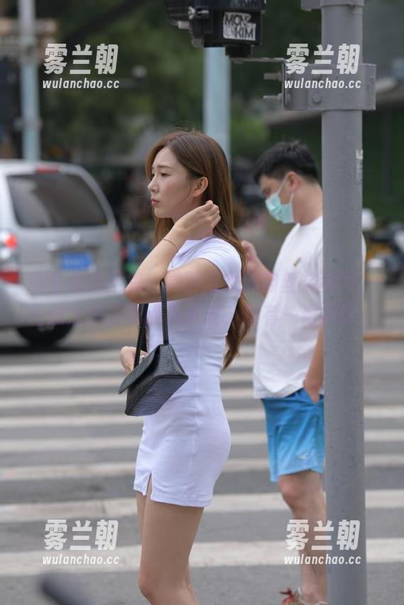 魔镜街拍 魔镜街拍图集:微胖美女的肉丝袜特写,性感之余还带点小俏皮,别有一番风味。