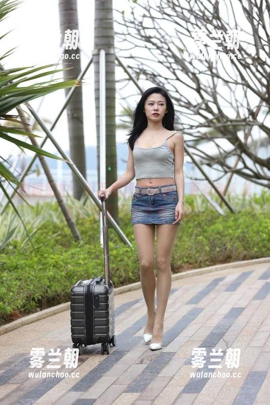 魔镜街拍：小百褶裙的福利，更有动人美女让你忍不住多看几眼！