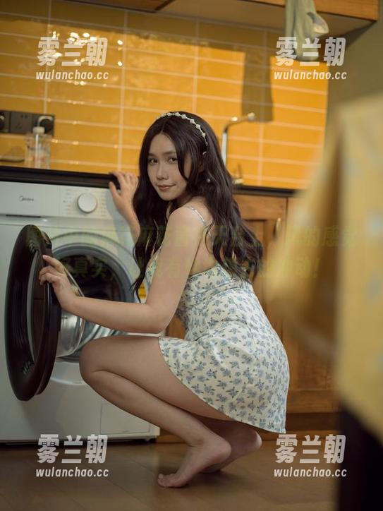 图片中的麻花麻花酱在天台上，风的感觉好真实，让我有种也想去的冲动！